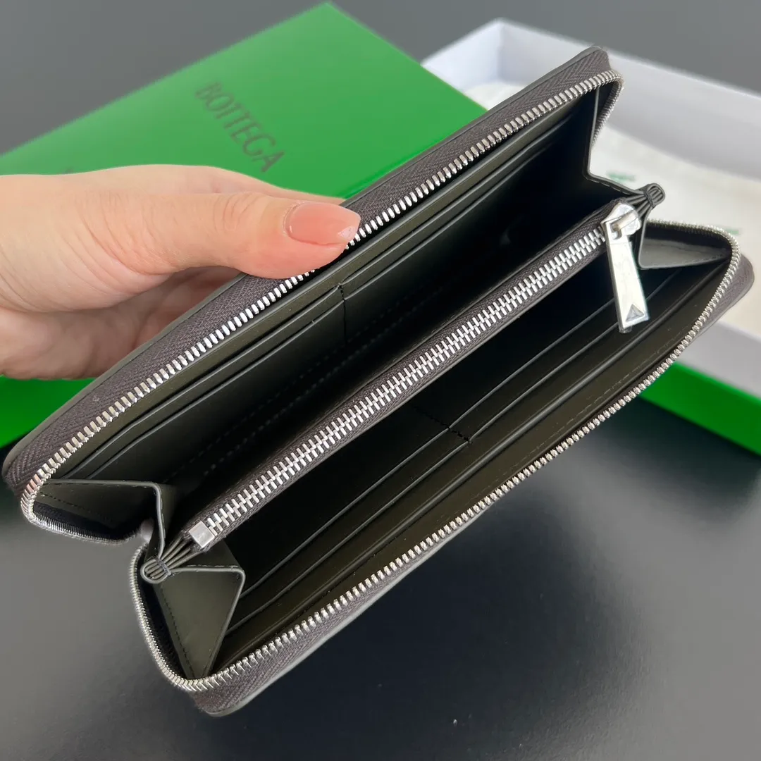 #Bv New Fine Woven Wallet 814680 The beloved small braid is back🎈Made of cowhide braid, soft, comfortable and textured. The detailed internal partition design and high-quality lining material ensure the durability and orderliness of the wallet. It can store cash/cards and other small items. It is very practical. It is enough to take it with you when you go out. This wallet is definitely your best choice. Size: 19x10x2 P1000